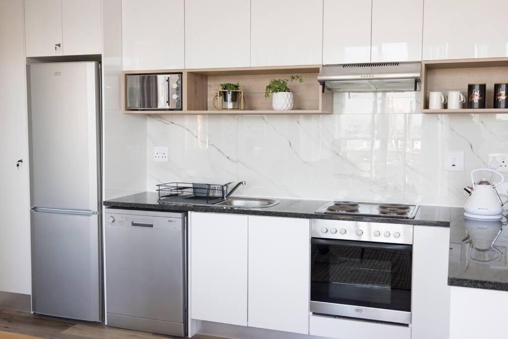Modern, Trendy And Comfortable 2 Bedroom Apartment In Cape Town Exterior photo